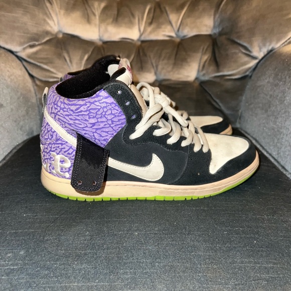Nike “Send Help” Dunk’s - Picture 4 of 10